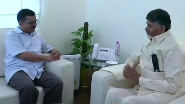 Andhra Pradesh chief minister N Chandrababu Naidu (right) with his Delhi counterpart Arvind Kejriwal.(ANI/Twitter) Andhra Pradesh chief minister N Chandrababu Naidu (right) with his Delhi counterpart Arvind Kejriwal.(ANI/Twitter)