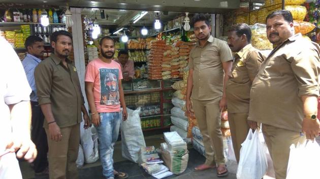 The Pune Municipal Corporation has instructed all the regional ward offices to carry on the anti-plastic drive.(HT PHOTO) The Pune Municipal Corporation has instructed all the regional ward offices to carry on the anti-plastic drive.(HT PHOTO)