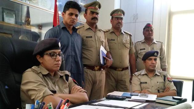 Ajeet Singh (standing), a bank agent, was arrested around 10.15pm on Monday from near Jewar underpass. He is an MBA graduate. (HT Photo) Ajeet Singh (standing), a bank agent, was arrested around 10.15pm on Monday from near Jewar underpass. He is an MBA graduate. (HT Photo)