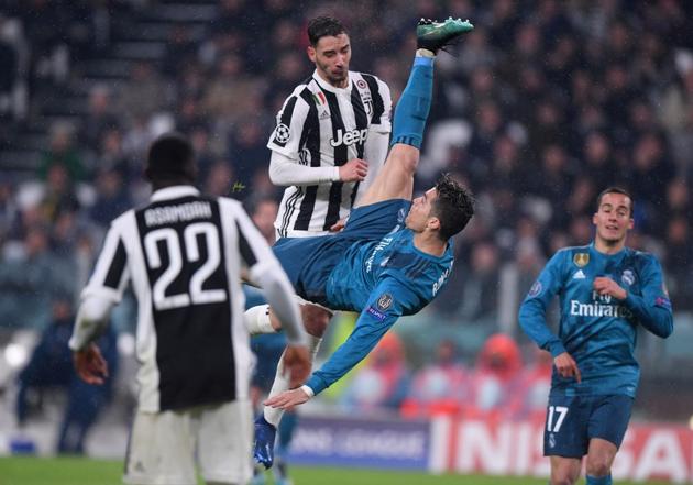 Kwadwo Asamoah and Mattia de Sciglio of Juventus could only watch on as Ronaldo’s sublime effort saw the ball race into the back of the net. (REUTERS) Kwadwo Asamoah and Mattia de Sciglio of Juventus could only watch on as Ronaldo’s sublime effort saw the ball race into the back of the net. (REUTERS)
