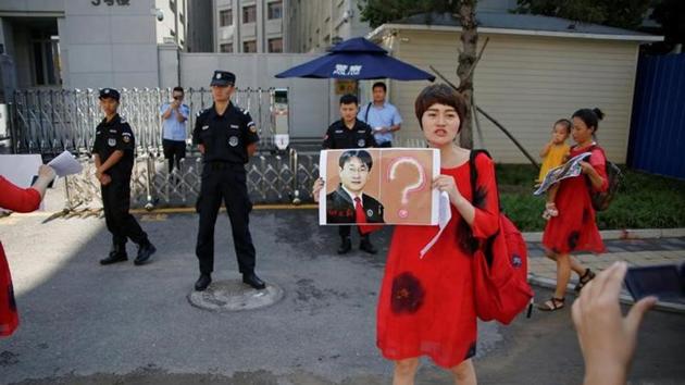 Li Wenzu, wife of lawyer Wang Quanzhang, who was detained in what is known as the "709" crackdown, joins others protesting in front of the Supreme People's Procuratorate in Beijing, China July 7, 2017.(Reuters File Photo) Li Wenzu, wife of lawyer Wang Quanzhang, who was detained in what is known as the "709" crackdown, joins others protesting in front of the Supreme People's Procuratorate in Beijing, China July 7, 2017.(Reuters File Photo)
