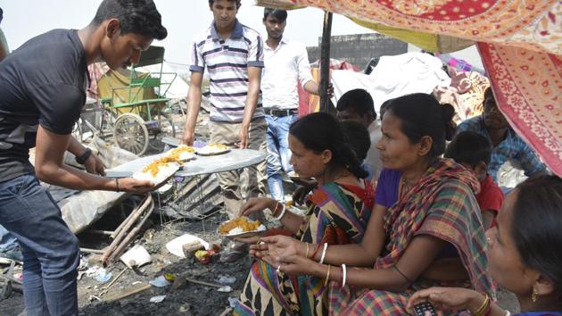 Residents‘ associations, NGOs, hospitals and even the Ghaziabad police arrived to help the families that were affected by a fire in Kanawani on Wednesday.(Sakib Ali /HT Photo)