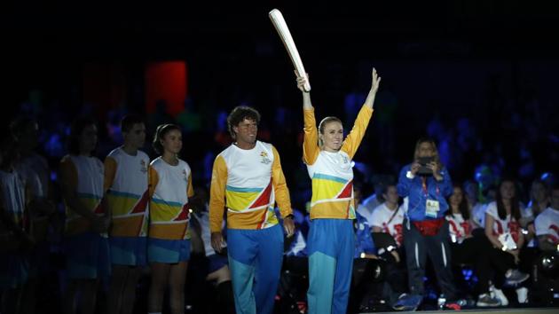 Sally Pearson carries the baton during the opening ceremony. (REUTERS)