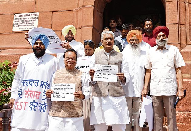 (From left) Punjab MPs Gurjeet Singh Aujla, Santokh Singh Chaudhary, Sunil Jakhar, Sukhdev Singh Dhindsa, Balwinder Singh Bhunder during a protest outside Parliament in New Delhi on Wednesday.(Sonu Mehta/HT)