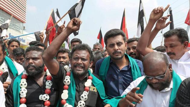 DMK members raise slogans during a protest against central government over delay in setting up Cauvery Management Board to resolve the water-sharing issue, in Coimbatore on Wednesday.(PTI) DMK members raise slogans during a protest against central government over delay in setting up Cauvery Management Board to resolve the water-sharing issue, in Coimbatore on Wednesday.(PTI)