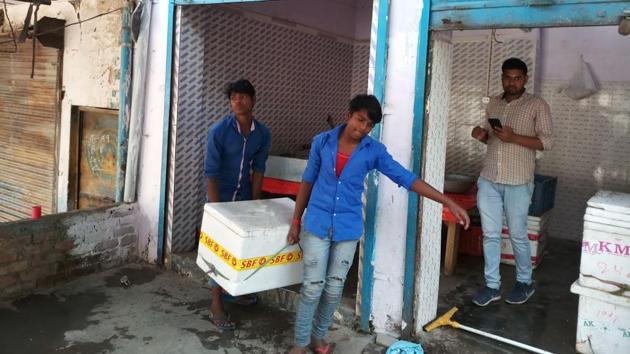 the Municipal Corporation of Gurugram (MCG) sealed 24 such shops in its first drive on Wednesday.(HT Photo) the Municipal Corporation of Gurugram (MCG) sealed 24 such shops in its first drive on Wednesday.(HT Photo)