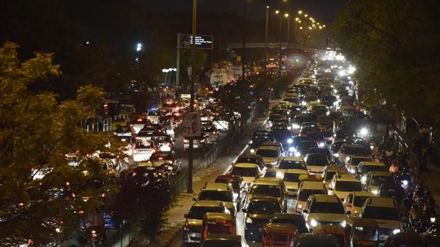 Heavy traffic at Mathura Road in New Delhi on March 17, 2018.(Mohd Zakir/HT FILE PHOTO)