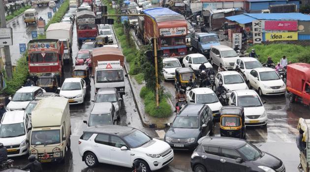 While the number of two-wheelers increased from 24.97 lakh in 2016-17 to 27.03 lakh in 2017-18, the registered number of four-wheelers increased from 5.89 lakh to 6.45 lakh. (HT FILE PHOTO) While the number of two-wheelers increased from 24.97 lakh in 2016-17 to 27.03 lakh in 2017-18, the registered number of four-wheelers increased from 5.89 lakh to 6.45 lakh. (HT FILE PHOTO)