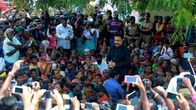 Actor-turned-politician Kamal Haasan expresses his solidarity with those protesting against the existing Sterlite Copper smelter plant and its proposed unit in the region at Kumarareddiapuram village in Tuticorin district of Tamil Nadu on Sunday.(PTI) Actor-turned-politician Kamal Haasan expresses his solidarity with those protesting against the existing Sterlite Copper smelter plant and its proposed unit in the region at Kumarareddiapuram village in Tuticorin district of Tamil Nadu on Sunday.(PTI)