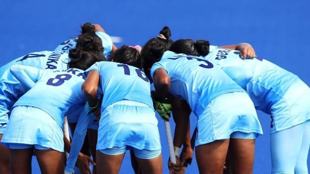 Rani Rampal and the Indian women’s hockey team huddle before taking a penalty corner in their 2018 Commonwealth Games opener against Wales on Thursday. India got 17 penalty corners, converting only one, and lost 2-3 to Wales.(Getty Images)