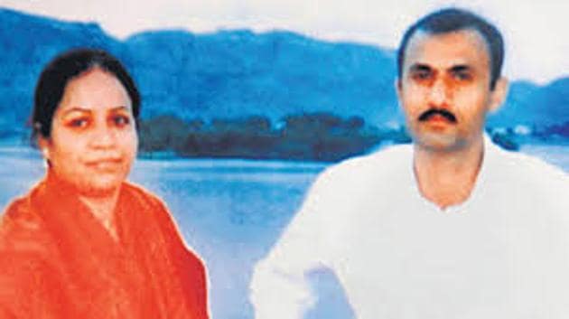 Sohrabuddin Sheikh with his wife Kauser Bi.(HT file photo)