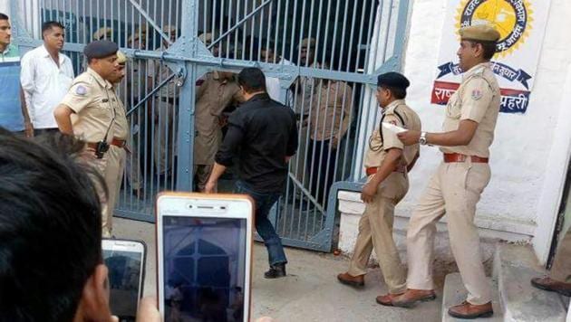 Salman Khan enters the Jodhpur Central Jail after being awarded five years’ jail term in the blackbuck poaching case on Thursday. (HT Photo)