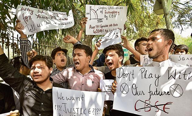 CBSE students protest against holding re-examination after paper leaks, near Jantar Mantar in New Delhi , March 30(Hindustan Times) CBSE students protest against holding re-examination after paper leaks, near Jantar Mantar in New Delhi , March 30(Hindustan Times)