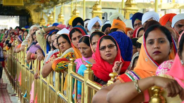 People line up to pay respects on the 397th anniversary of the birth of the ninth Sikh guru Teg Bahadur at the Golden Temple. (Sameer Sehgal/HT) People line up to pay respects on the 397th anniversary of the birth of the ninth Sikh guru Teg Bahadur at the Golden Temple. (Sameer Sehgal/HT)