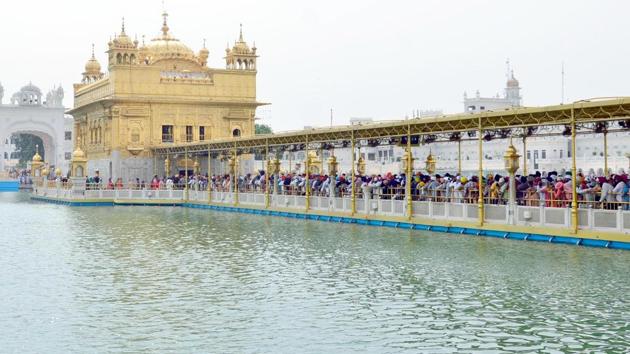 Devotees at the Golden Temple in Amritsar. (Sameer Sehgal/HT) Devotees at the Golden Temple in Amritsar. (Sameer Sehgal/HT)
