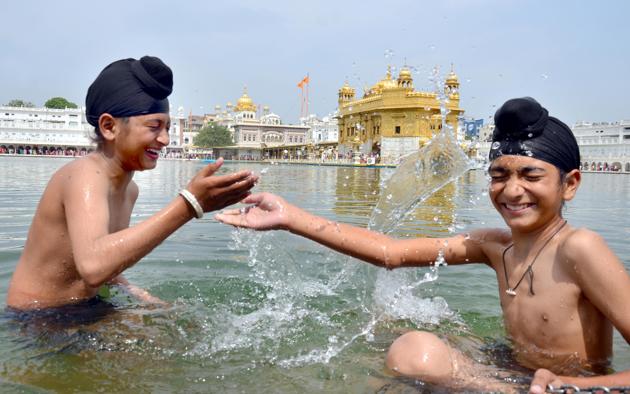 Children take a dip in the sarovar at the Golden Temple. (Sameer Sehgal/HT) Children take a dip in the sarovar at the Golden Temple. (Sameer Sehgal/HT)