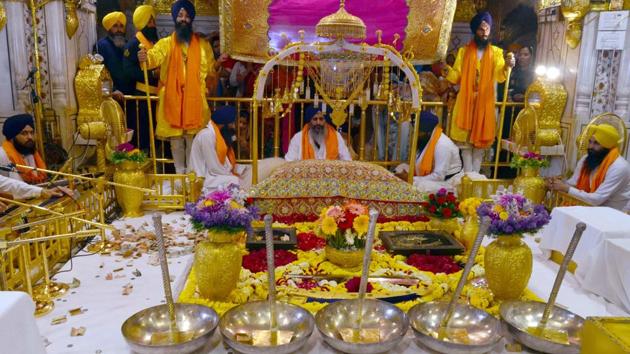 A view of the ‘Jalau’ splendour show of Sikhism’s symbolic items, on the birth anniversary of the Guru Teg Bahadur at Golden Temple in Amritsar on Thursday. (Sameer Sehgal/HT) A view of the ‘Jalau’ splendour show of Sikhism’s symbolic items, on the birth anniversary of the Guru Teg Bahadur at Golden Temple in Amritsar on Thursday. (Sameer Sehgal/HT)