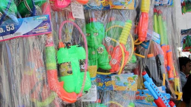 The Brihanmumbai Municipal Corporation (BMC) is mulling over deploying its clean-up marshals to implement the plastic ban across Mumbai.(HT File)