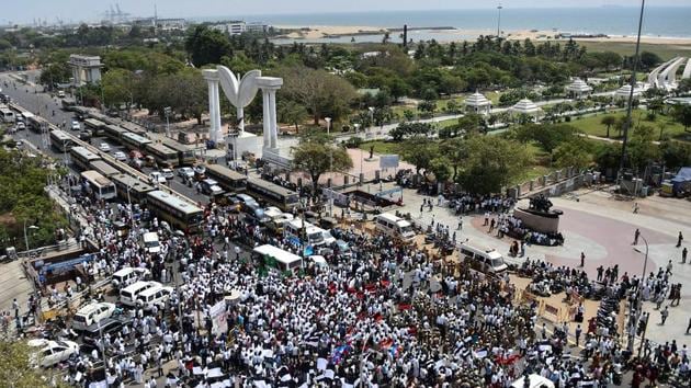 Leaders of various opposition parties hold a ‘road roko’ protest in Chennai on Thursday.(PTI photo)