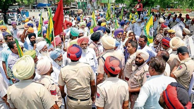 Policemen stop farmers during a protest march in Bathinda. Faced with mounting criticism, chief minister Amarinder Singh recently announced in the assembly that the government will “waive farm loans amounting to ₹9,500 crore within the upcoming financial year 2018-19”.(HT File Photo)