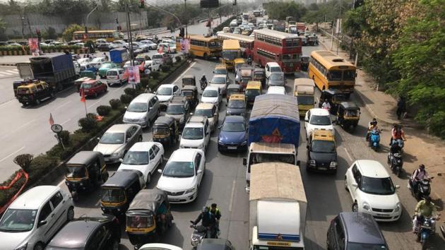 Traffic jam on Western Express Highway on Friday morning.(Bhushan Koyande/HT Photo)