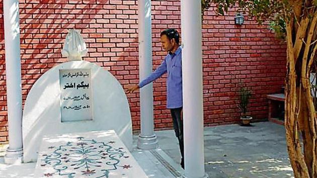 Begum Akhtar’s ‘mazaar’ in Lucknow’s Thakurganj in Uttar Pradesh.(HT Photo)