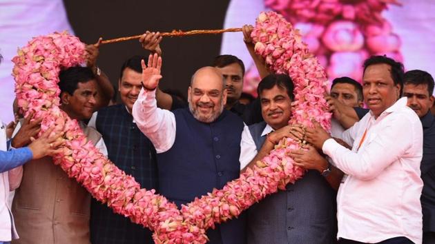 BJP leaders (L-R) Raosaheb Danve, Devendra Fadnavis, Amit Shah,and Nitin Gadkari are welcomed with a garland. (Satish Bate/ht photo)