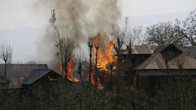 Residential buildings are seen up in flames during a gun battle between suspected militants and security forces in Shopian, Srinagar on April 01, 2018. (Mukhtar Khan / AP) Residential buildings are seen up in flames during a gun battle between suspected militants and security forces in Shopian, Srinagar on April 01, 2018. (Mukhtar Khan / AP)