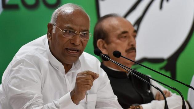 Opposition leader in Lok Sabha Mallikarjuna Kharge speaks as Ghulam Nabi Azad look on, during a press conference in New Delhi on Monday.(PTI Photo) Opposition leader in Lok Sabha Mallikarjuna Kharge speaks as Ghulam Nabi Azad look on, during a press conference in New Delhi on Monday.(PTI Photo)