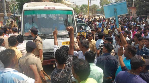 Over 15 people got injured in clashes in Roorkee during the protest.(RAMESHWAR GAUR/HT)