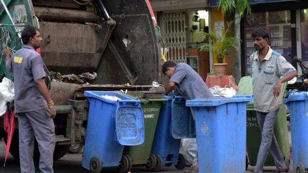Civic workers segregate waste in Vashi.(Bachchan Kumar/ Hindustan TimesHindustan Times)
