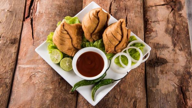 Reference to samosas has been found in the works of Moroccan scholar Ibn Battuta and Indian poet Amir Khusrau, too.(IStock)