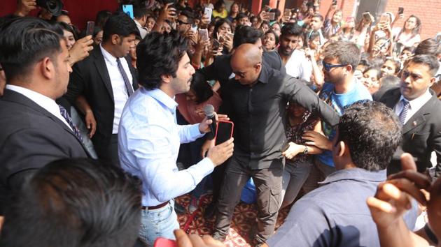 During Varun Dhawan’s visit, the security personnel had a tough time keeping the crowd in check.