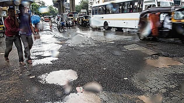 South Mumbai’s new roads are possibly being constructed by contractors already blacklisted by the BMC, according to the Opposition in the civic body.(HT File (Representational Image)) South Mumbai’s new roads are possibly being constructed by contractors already blacklisted by the BMC, according to the Opposition in the civic body.(HT File (Representational Image))