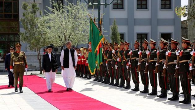 Afghanistan President Ashraf Ghani and Pakistani Prime Minister Shahid Khaqan Abbasi inspect the guard of honour at the presidential palace in Kabul on April 6, 2018.(Presidential palace/ Handout via REUTERS)