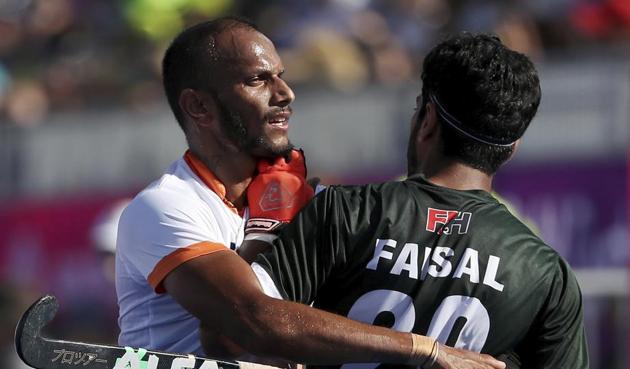 Indian men's hockey team’s SV Sunil (left) and Paksitan hockey team’s Muhammad Faisal Qadir vie for position during their match at the 2018 Commonwealth Games (CWG 2018) in Gold Coast, Australia, on Saturday. Get highlights of the India vs Pakistan hockey match from the 2018 Commonwealth Games here.(AP)