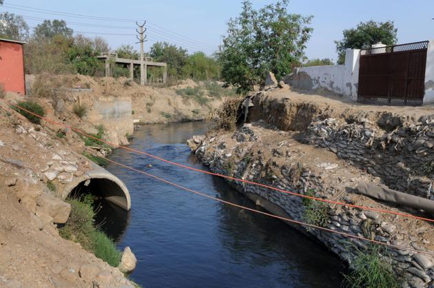 The Badshahpur drain has proved to be the bane for the city till date causing underground pollution and waterlogging every monsoon.(Parveen Kumar/HT FILE)