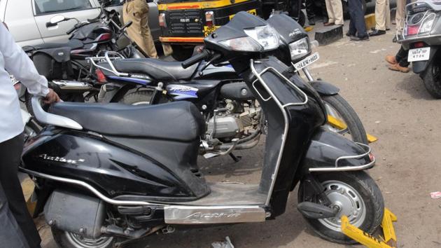 The thieves were caught when the Bhosari Police patrol saw four men on two motorcycles on Alandi Road during a routine patrol. Picture used for representational purpose only.(HT PHOTO) The thieves were caught when the Bhosari Police patrol saw four men on two motorcycles on Alandi Road during a routine patrol. Picture used for representational purpose only.(HT PHOTO)