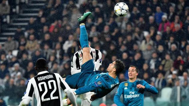 Cristiano Ronaldo (C) scores during the UEFA Champions League quarter-final first leg football match between Juventus and Real Madrid, Turin, Italy, April 3, 2018(AFP)