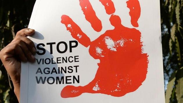 In the process, the woman fractured her right leg and injured a finger on her left hand.(HT REPRESENTATIVE PHOTO) In the process, the woman fractured her right leg and injured a finger on her left hand.(HT REPRESENTATIVE PHOTO)