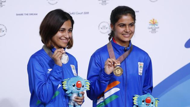 Manu Bhaker (R) won the gold medal in women’s 10m air pistol event ahead of Heena Sidhu at the 2018 Commonwealth Games.(REUTERS)