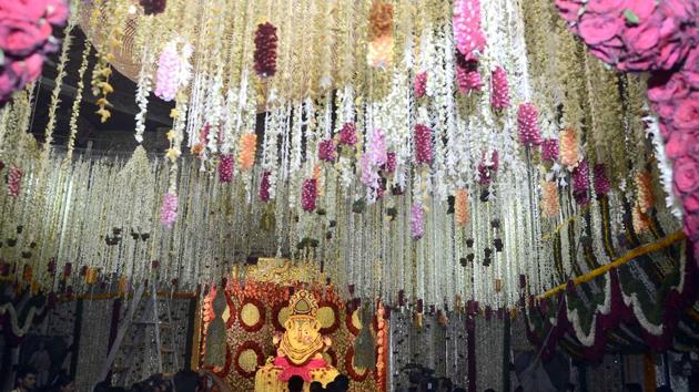 The Dagdusheth Halwai Ganapati temple, decorated with lakhs of jasmine flowers, wears a festive look on Wednesday, April 4, 2018. (Ravindra Joshi/HT PHOTO)