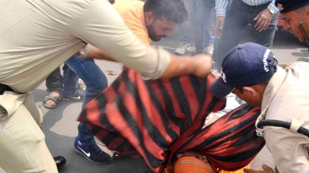 Police personnel try to douse flames after VHP district coordinator Charanjeet Pahwa attempted self-immolation in Jwalapur in Haridwar on Sunday. (RAMESHWAR GAUR/HT Photo) Police personnel try to douse flames after VHP district coordinator Charanjeet Pahwa attempted self-immolation in Jwalapur in Haridwar on Sunday. (RAMESHWAR GAUR/HT Photo)