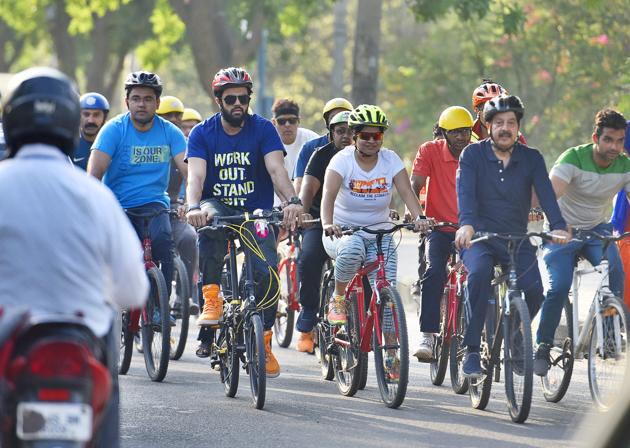 Actor Manish Paul (in dark blue T-shirt) and deputy commissioner Vinay Pratap Singh (in a navy blue T-shirt) participate in Raahgiri on Sunday.(Sanjeev Verma/HT PHOTO)