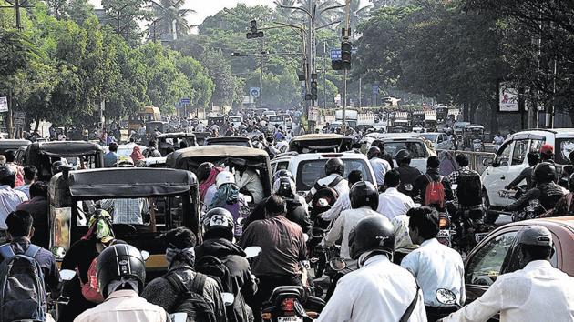 Chaos ensued on Sinhagad road after the failure of traffic signals on Thursday. Many commuters were left stranded for hours as traffic flow came to an absolute standstill, leading to a rise in temperature and tempers. (HT PHOTO)