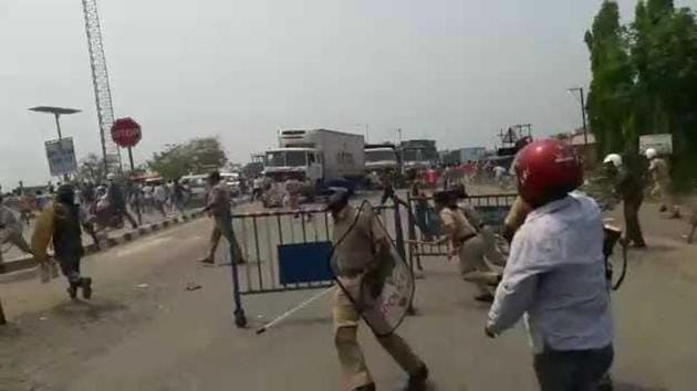 Police chasing away agitating truck drivers at the Mahadipur land port in Malda district in Bengal on Monday.(HT Photo) Police chasing away agitating truck drivers at the Mahadipur land port in Malda district in Bengal on Monday.(HT Photo)