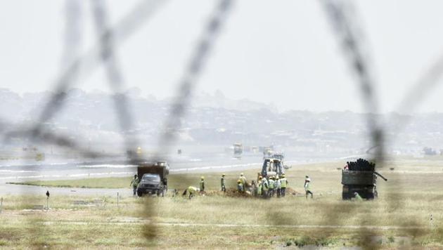 Workers start pre-monsoon maintenance work at Mumbai airport. All runways will remain shut between 11 am and 5 pm on Monday and Tuesday. (HT Photo) Workers start pre-monsoon maintenance work at Mumbai airport. All runways will remain shut between 11 am and 5 pm on Monday and Tuesday. (HT Photo)