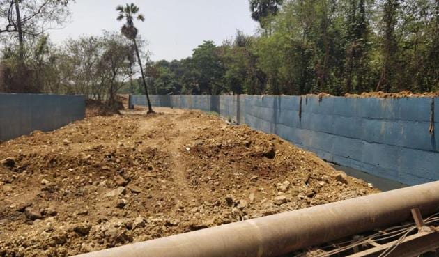 BMC, which is building the wall, said it is carrying out ‘beautification work’ that will not affect the river’s natural flow.(HT Photo)