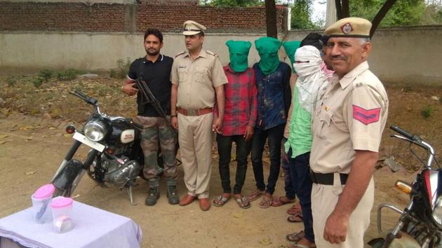 With the arrest of the four accused (faces covered), the Gurugram police has solved eight cases of robbery. With the arrest of the four accused (faces covered), the Gurugram police has solved eight cases of robbery.