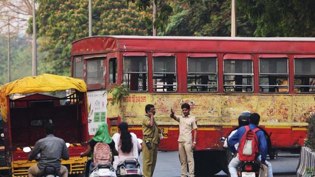 A PMPML bus breaks down near Shaniwar Wada on March 26, 2018.(Pratham Gokhale/HT Photo)